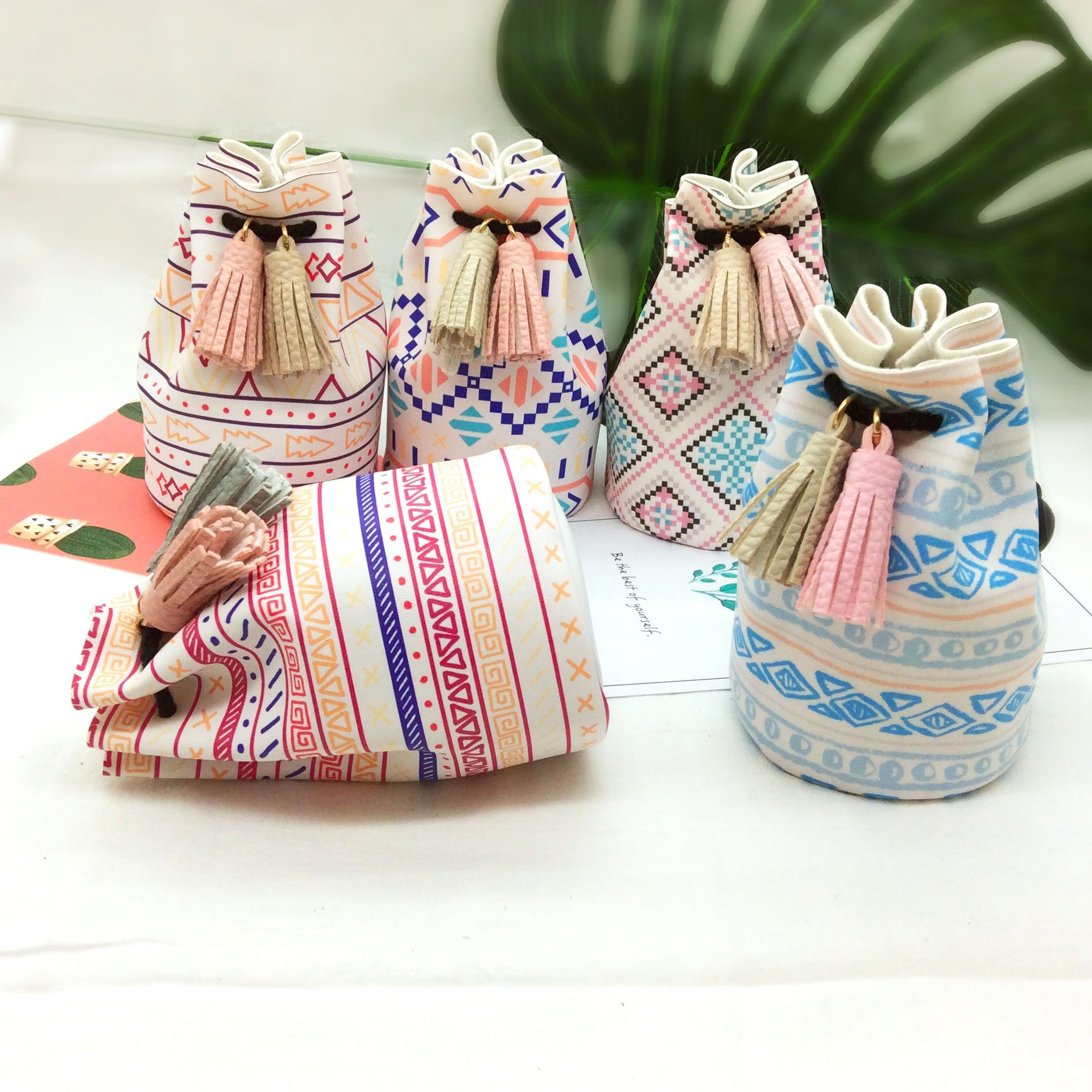 Mini embrague cilíndrico con cordón de dibujo atantado de Drawstring Aztec al por mayor